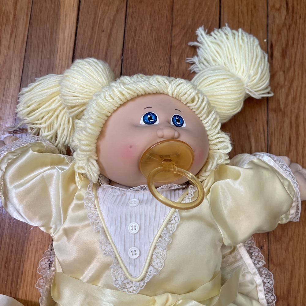 Cabbage Patch Kids Doll Blonde Yellow Yarn Hair Blue Eyes Outfit Pacifier Papers - Picture 3 of 8